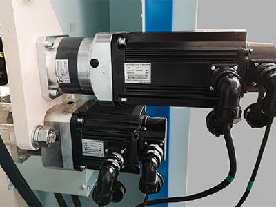 Unidad de recubrimiento controlada independientemente por un servomotor