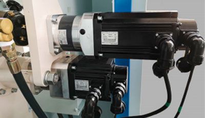 Unidad de recubrimiento controlada independientemente por un servomotor